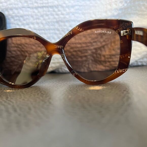 Balenciaga Havana Brown Sunglasses Like New Condition - Picture 5 of 10